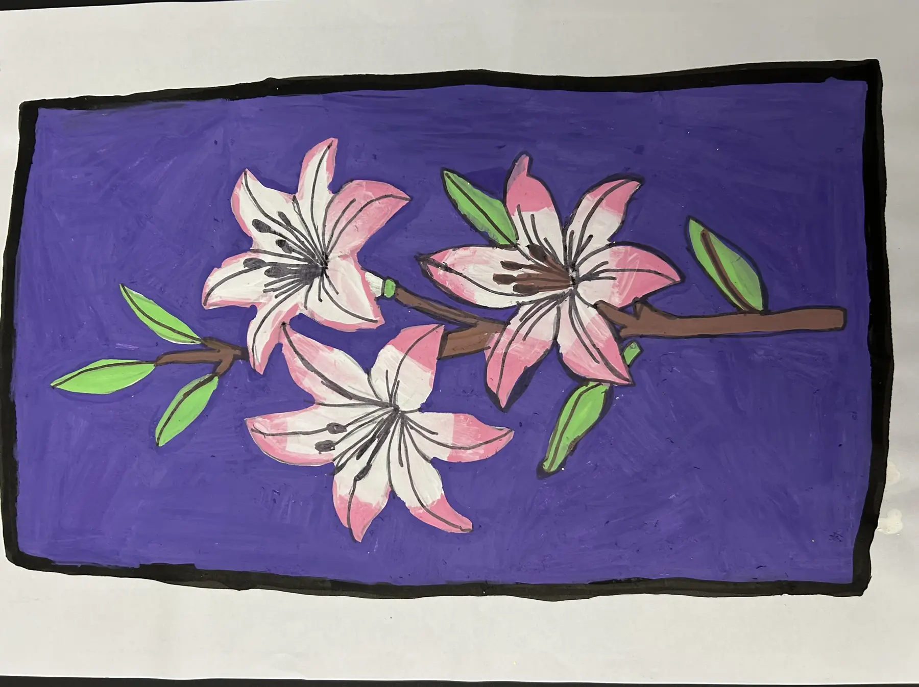 Lily，以紫色背景襯托粉白百合花的混合媒介作品