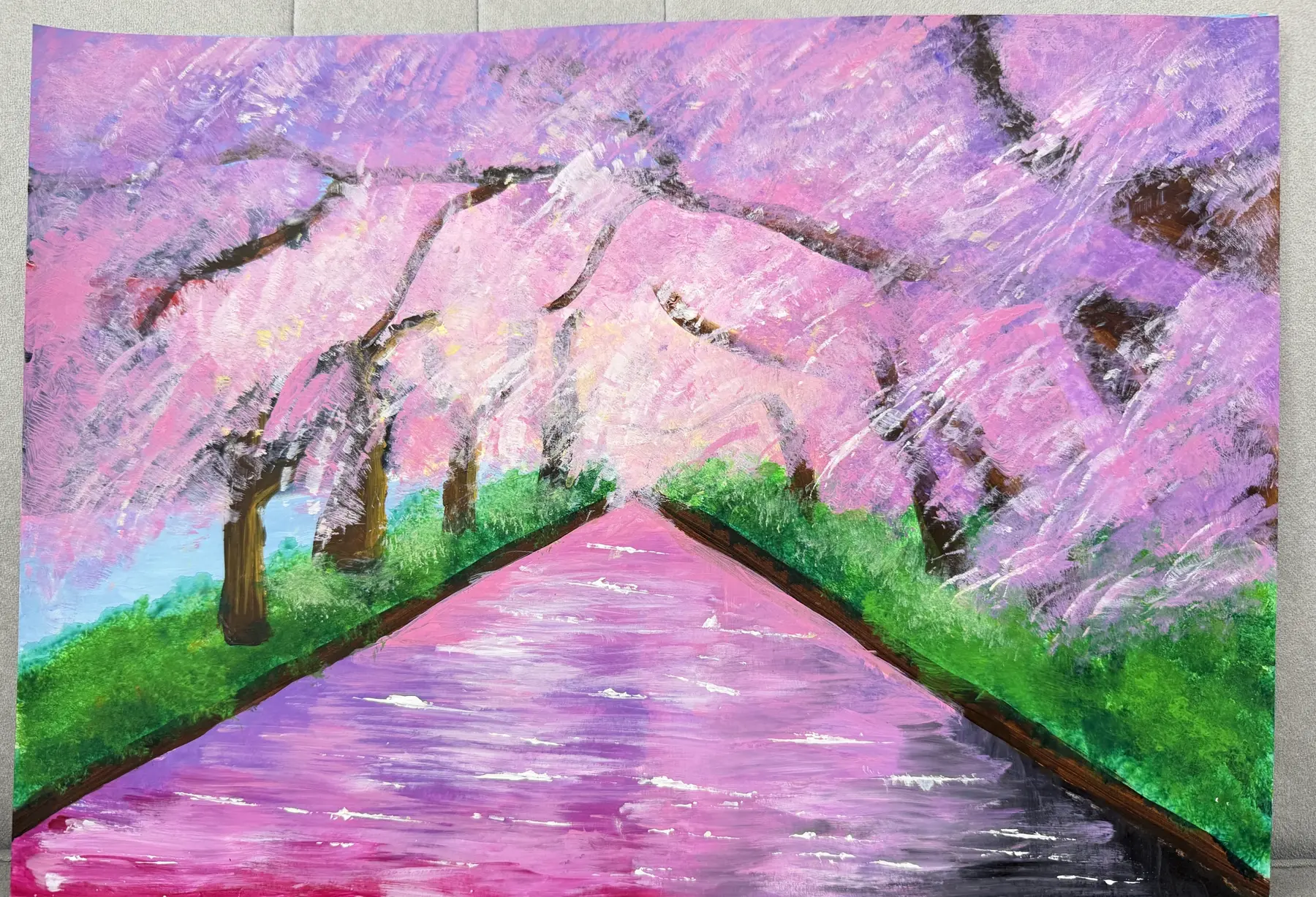 日本的櫻花河，以粉紅櫻花大道構成深遠景觀的塑膠彩作品